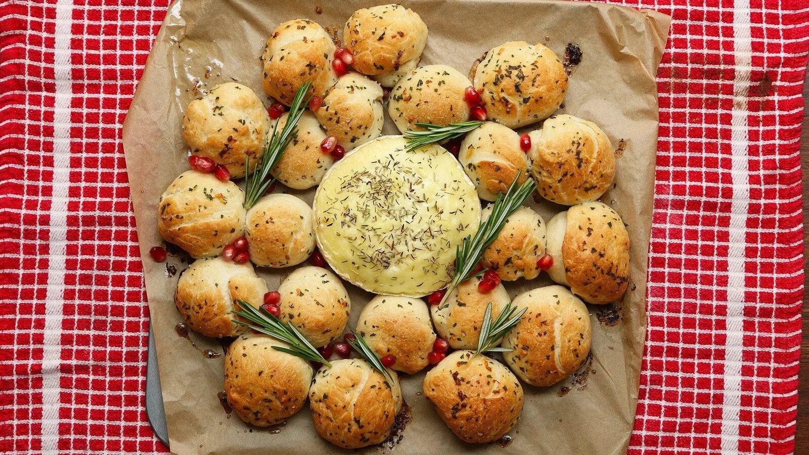 Сыр чеснок тесто. Gehacktes Bällchen национальное блюдо. Маленькие сырно чесночные шарики. Garlic balls. Армянские разноцветные шарики из чеснока.