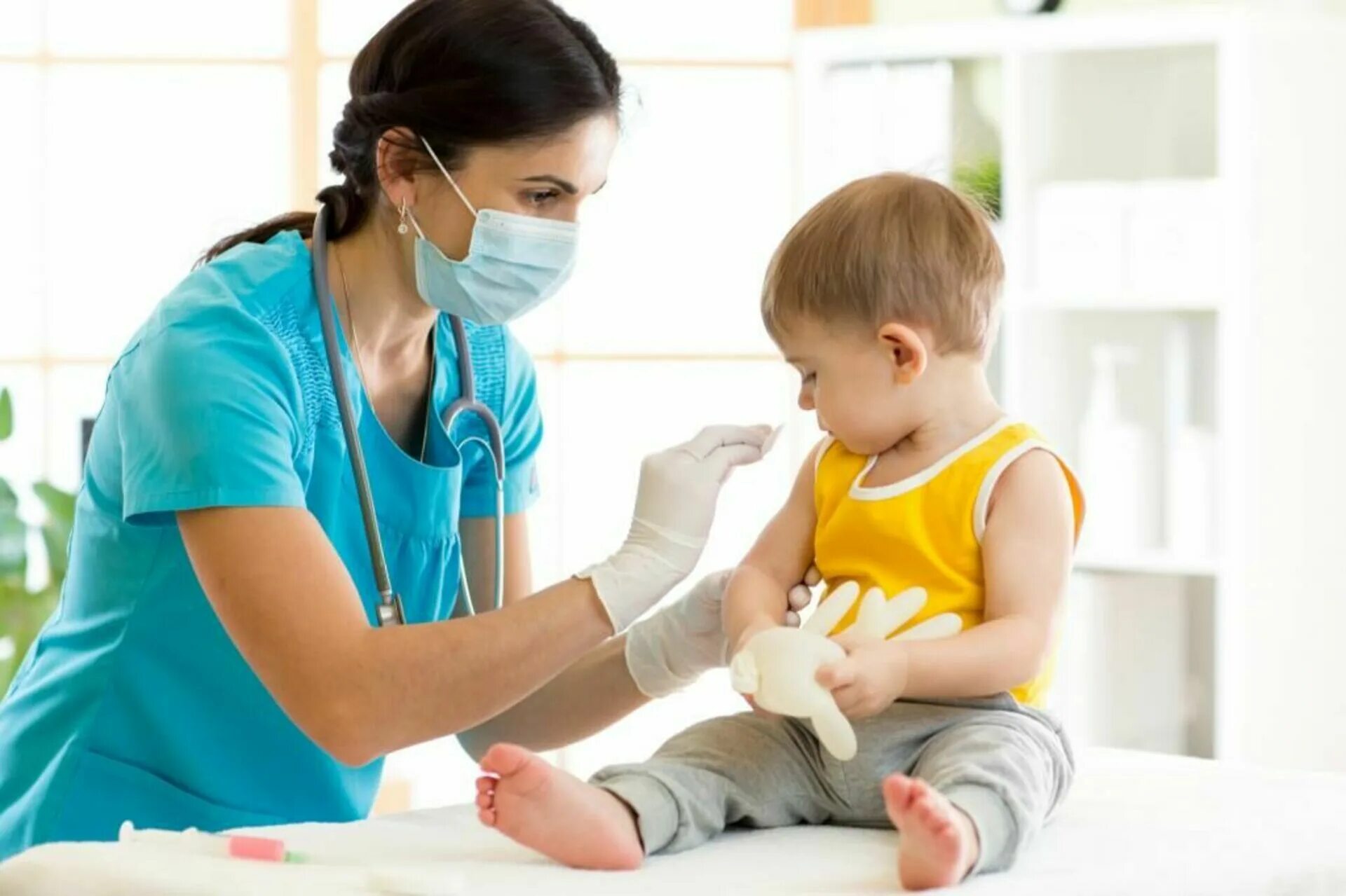 Вакцинация детей. Прививка детям. Иммунизация детей. Медсестра и ребенок. Врачи делают уколы детям