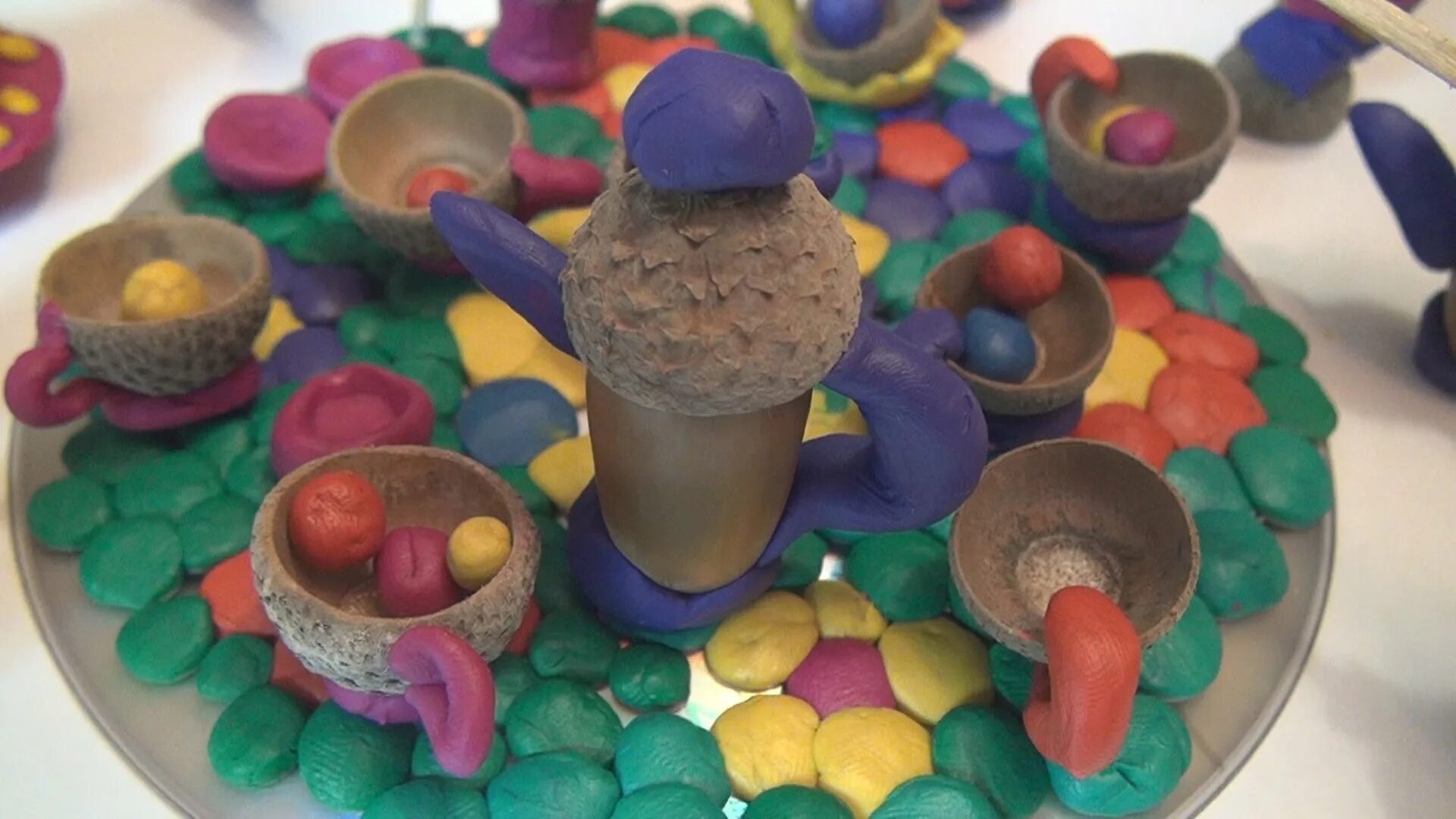 Цветы из пластилина. Лепка на диске из пластилина. Поделки из пластилина. Поросенок из желудей и пластилина. Поделки из пластилина для детей.