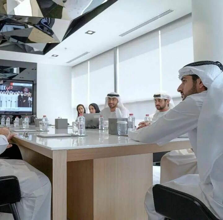 Бизнес залы аль мактум. Фонд Dubai Future Foundation. Шейх за столом. Дубай будущее. Шейхи обедают.