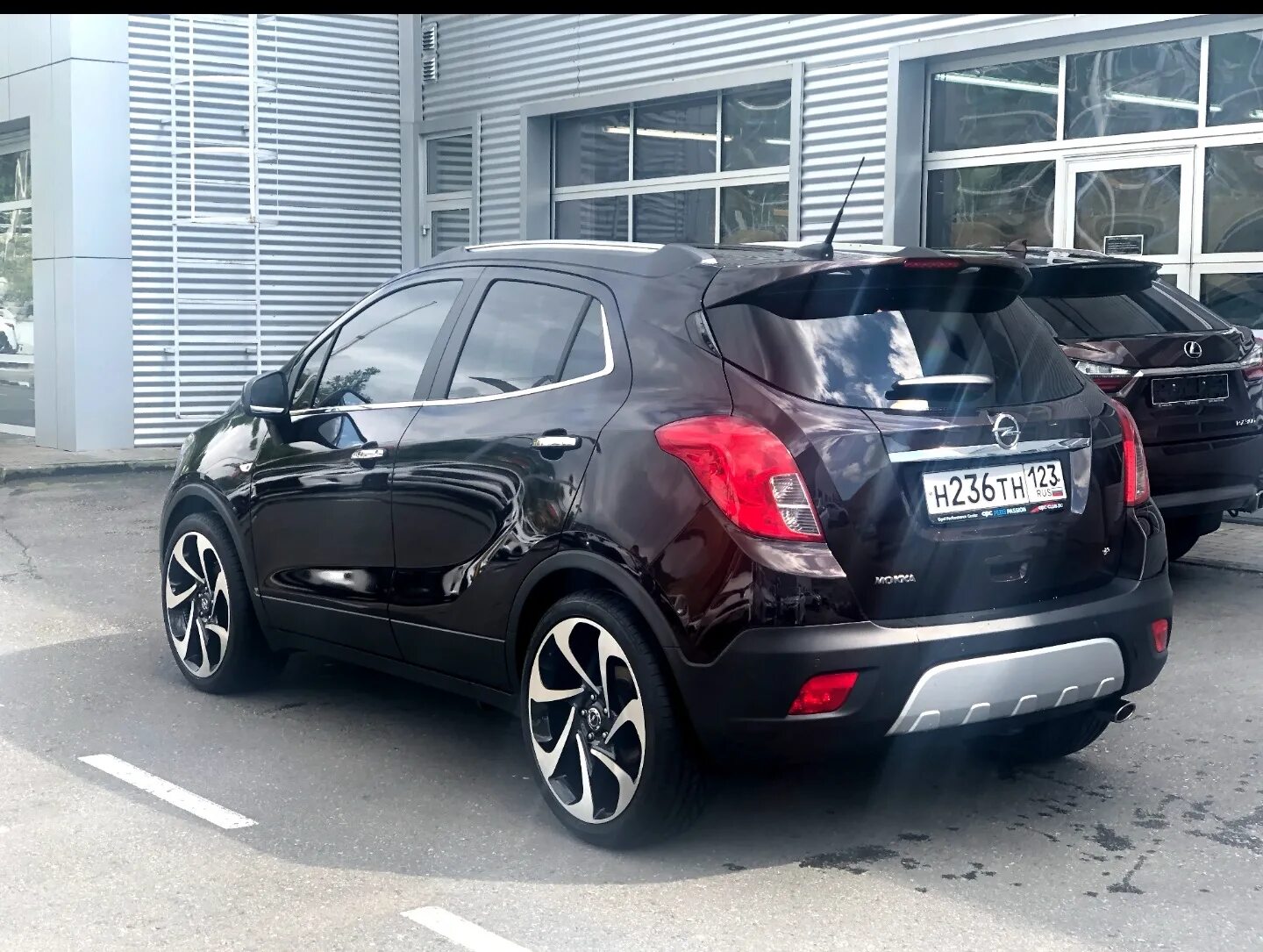 Диски мокка. Опель мокка диски r19. опель мокка черный. opel mokka r20. диски opel mokka r18.