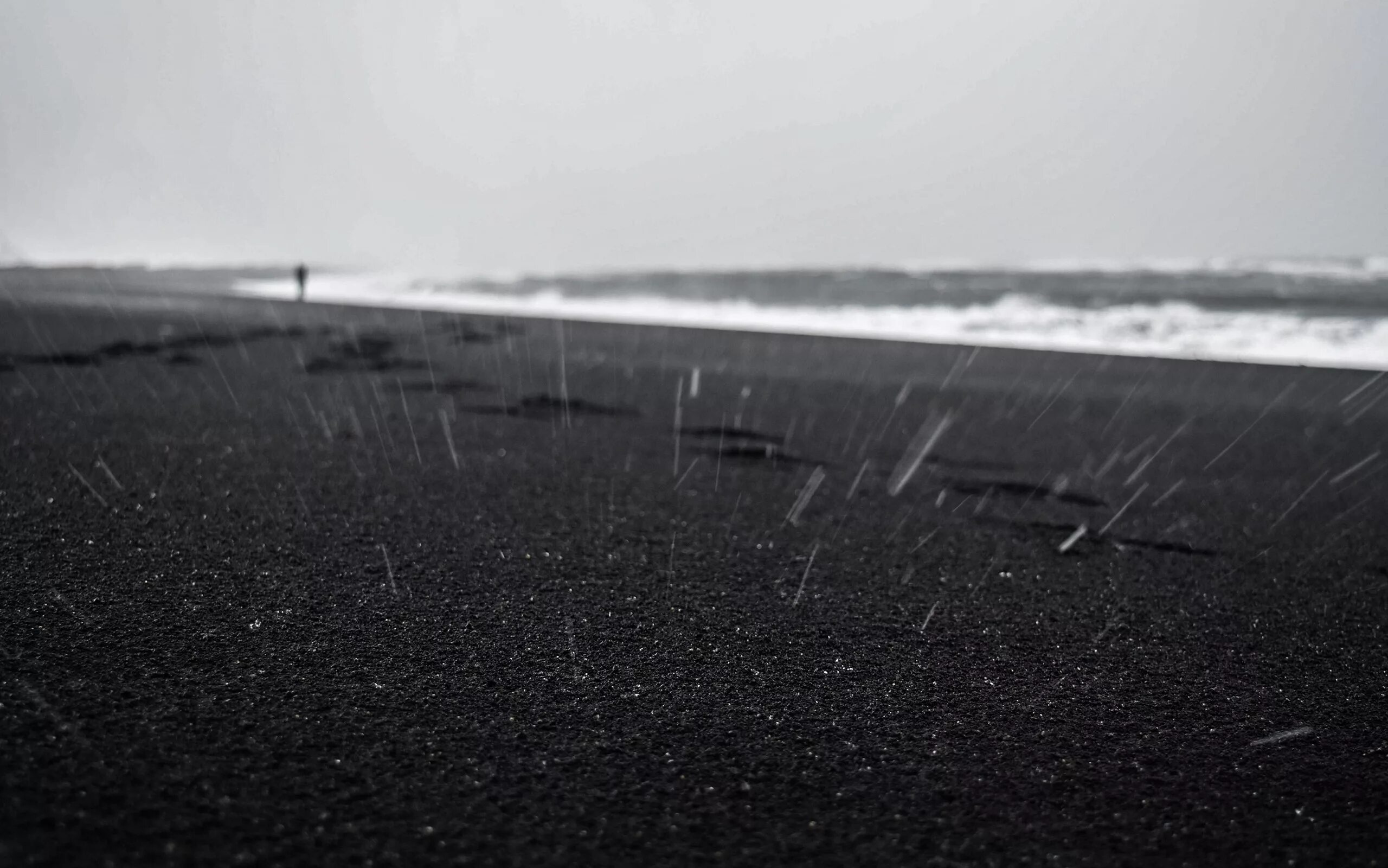 Rain beach. Черный песок. Дождь на море. Море с черным песком. Дождь на пляже.