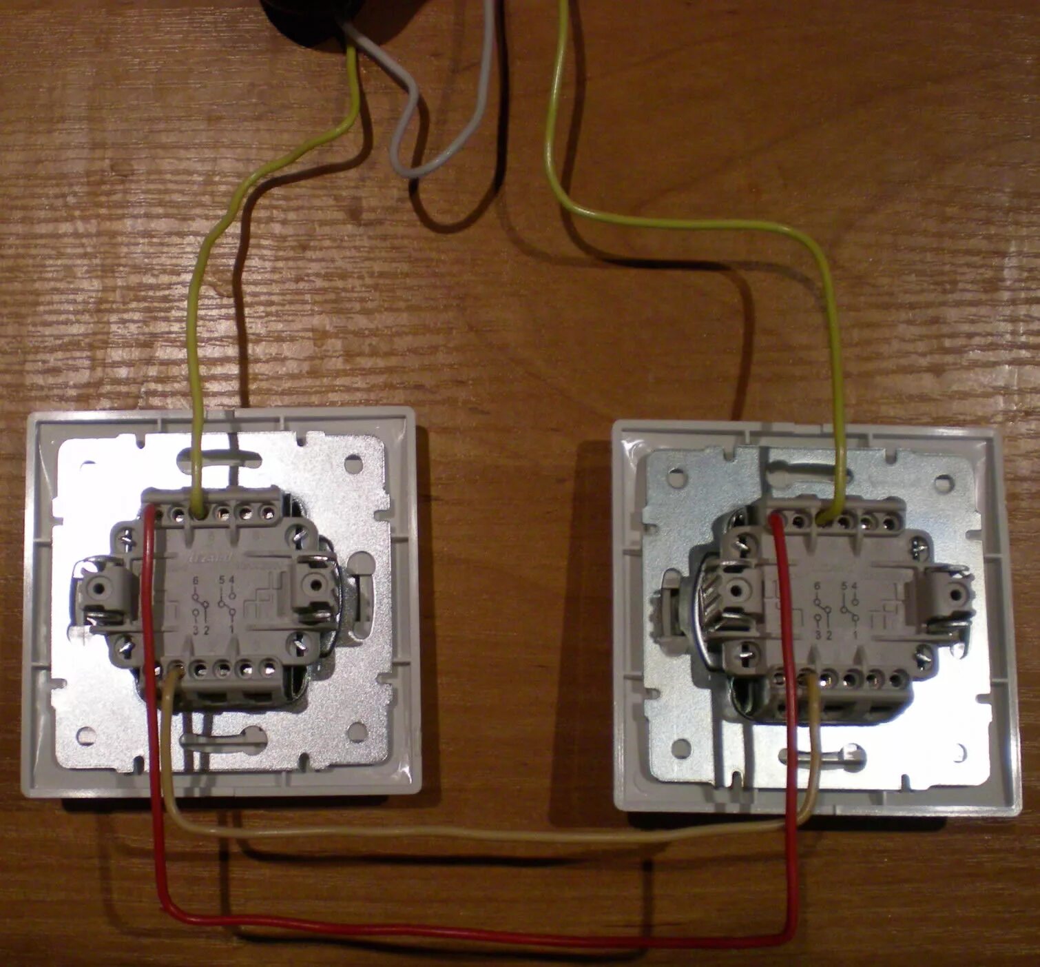 Соединение двух выключателей. Подключить двухклавишный проходной выключатель Lezard. Переключатель проходной одноклавишный. Проходной перекрестный выключатель 2 клавишный. Подключить проходной выключатель двухклавишный.