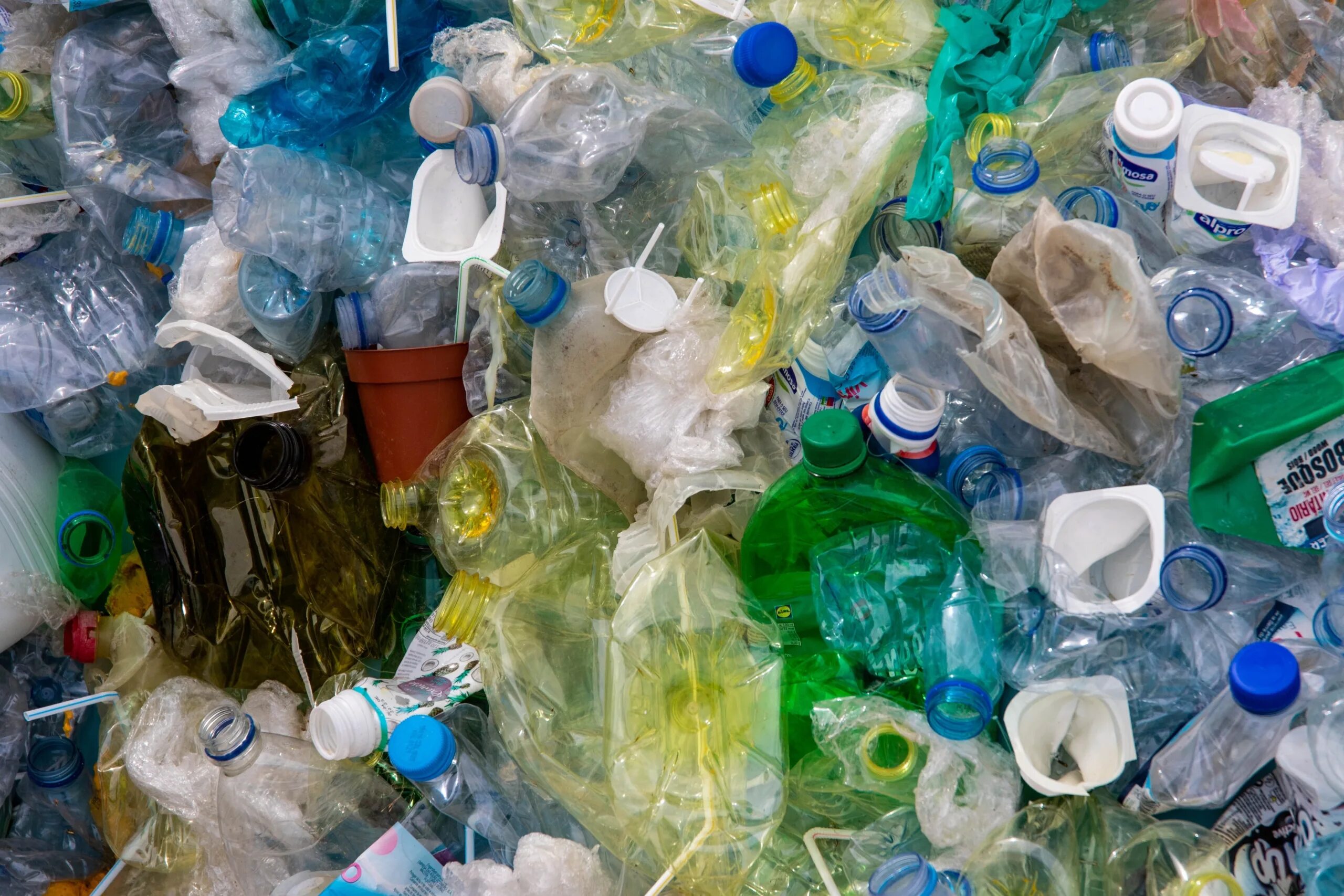 Пластиковых отходов. Пластиковые отходы. Пластиковые бытовые отходы.