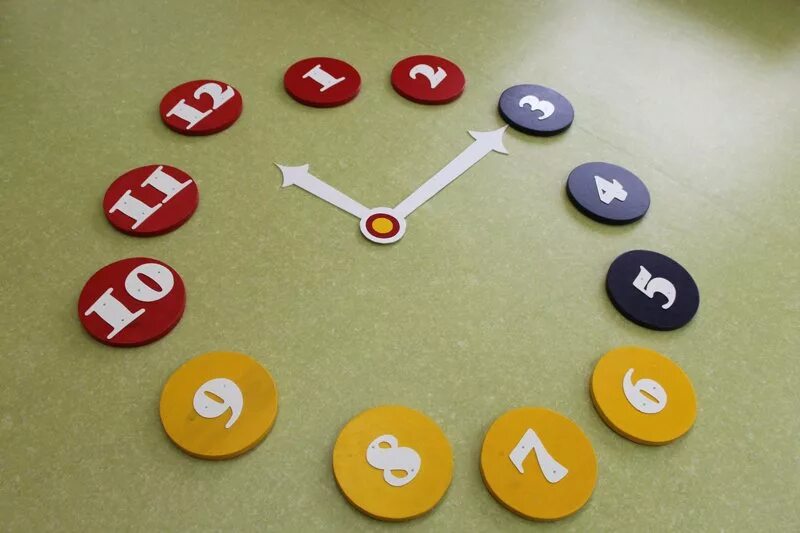 Игра с цифрами для детей на телефон. Подделки для изучения цифр. Поделка цифра. Математические поделки. Игра рука с цифрами.