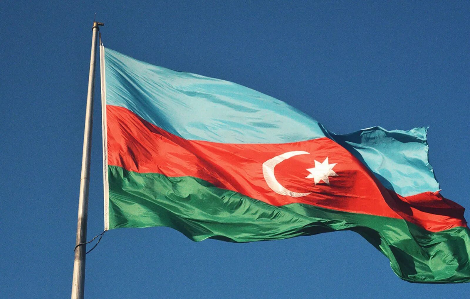 Азербайджан потребовал. Флаг Азербайджана. Азербайджан Bayragi. Azerbaijan Flag Day. Network Azerbaijan.