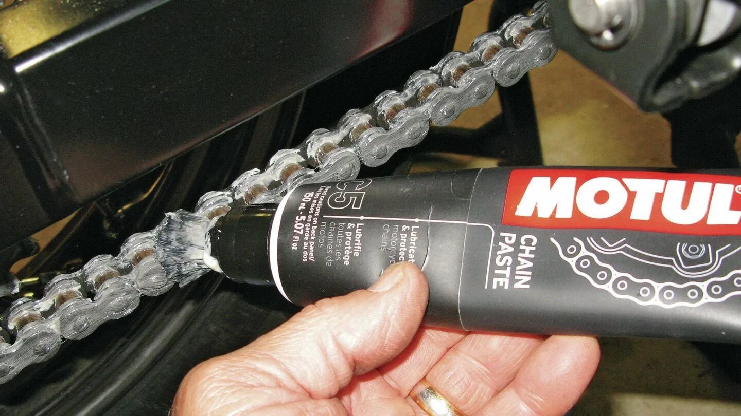 Какой смазкой смазывать цепи. Motul c5 Chain paste. Motul c5 смазка для цепи мотоцикла. Смазка для цепи мотюль с5. Паста для смазки цепей Motul c5 Chain paste.