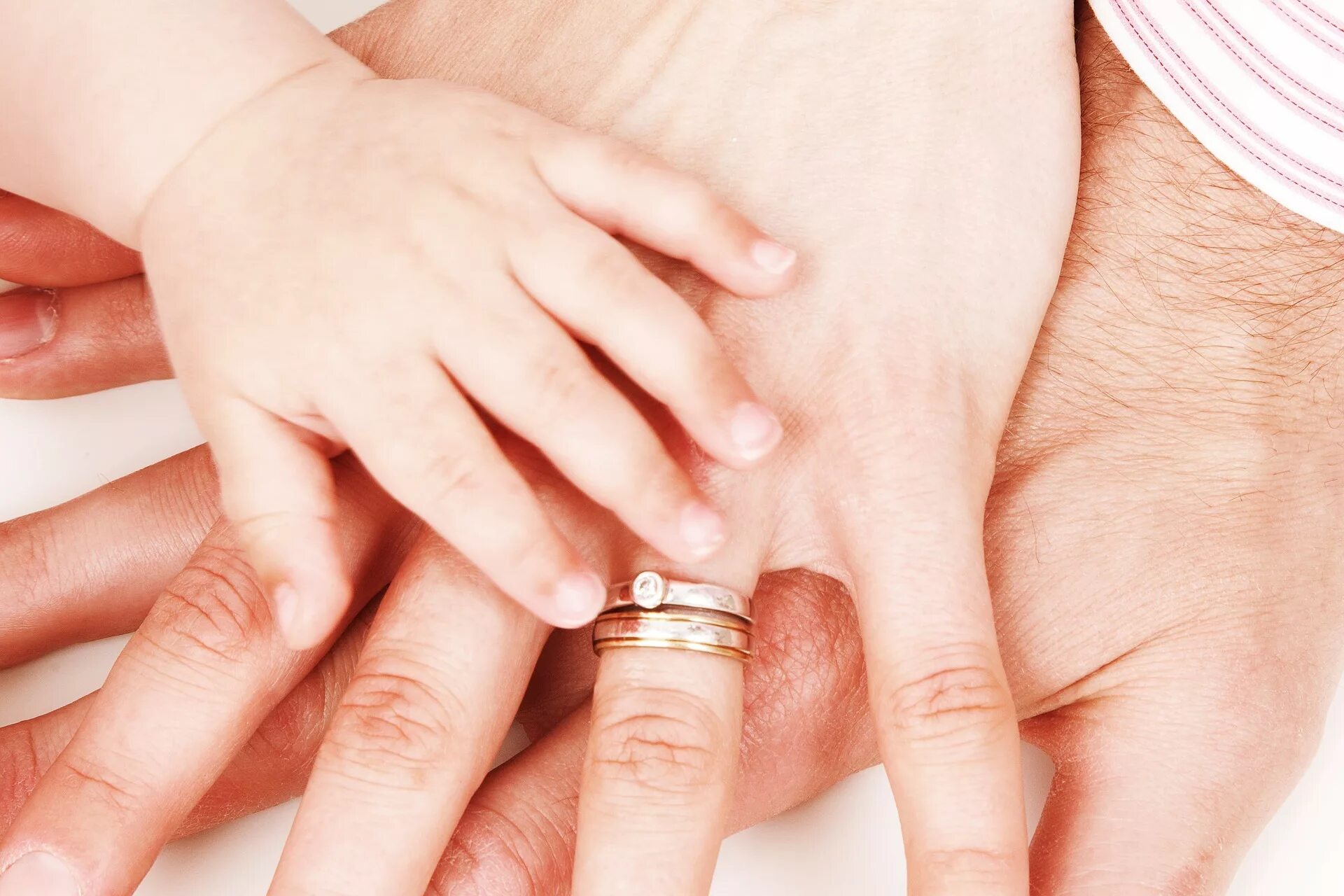 Кольца мама папа. Руки родителей и детей. Кольцо рука младенца. Кольца обручальные семья. Руки мама папа и малыш.