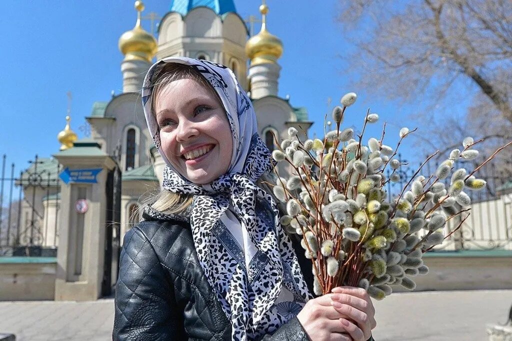 Масленица вербное воскресенье пасха. Женщина с вербой. Православная девушка. Люди с вербами в храме. Девочка с вербой в храме.