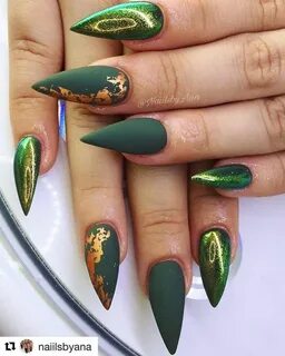 Новогодний маникюр миндаль зеленый
