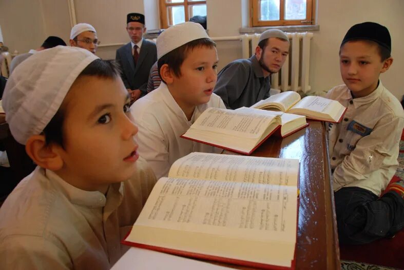 Медресе дети Коран. Медресе Коран. Учеба в медресе. Ученики в мечети. Средняя школа у мусульман