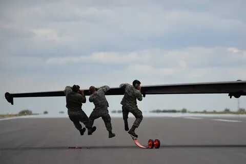 В сша мужчина побежал к самолету
