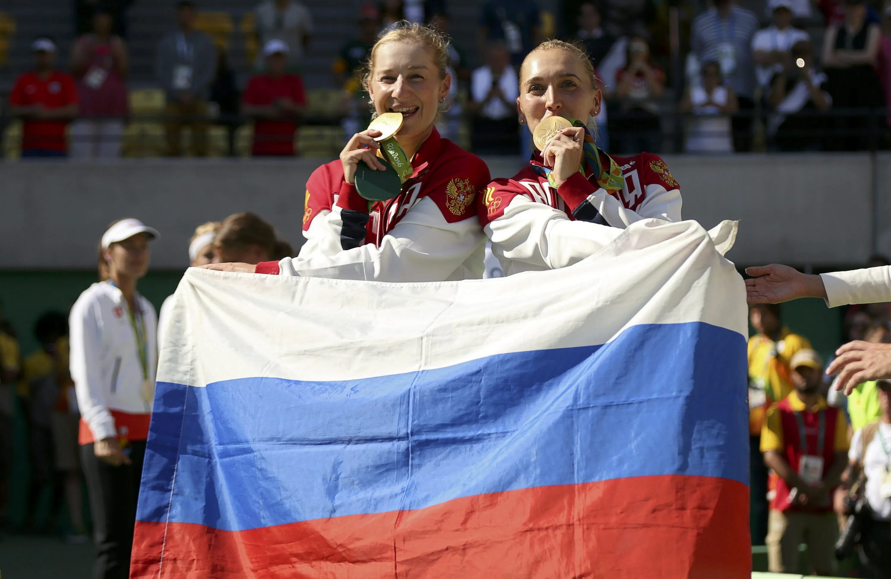 Награждение спортсменов. Летние Олимпийские игры российские спортсмены. Российская Италия. Награждение атлетов на Олимпийских играх в Греции.