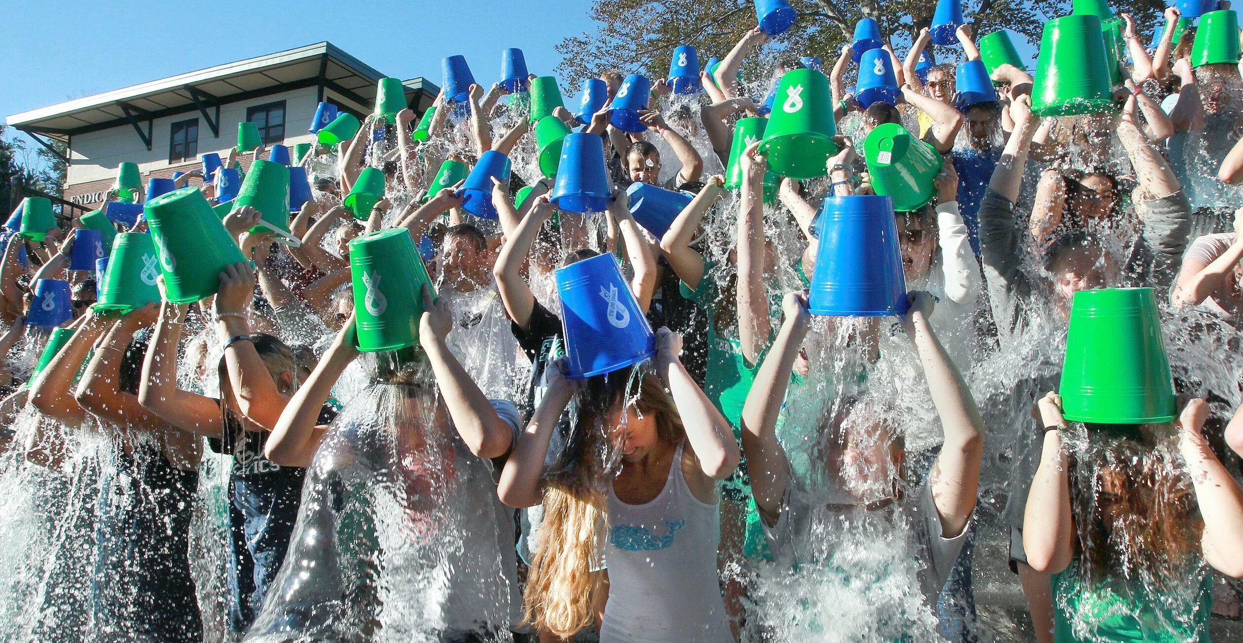 Айс бакет ЧЕЛЛЕНДЖ. Флешмоб - Ice Bucket Challenge. Ведро воды на голову. Обливание ведром воды.