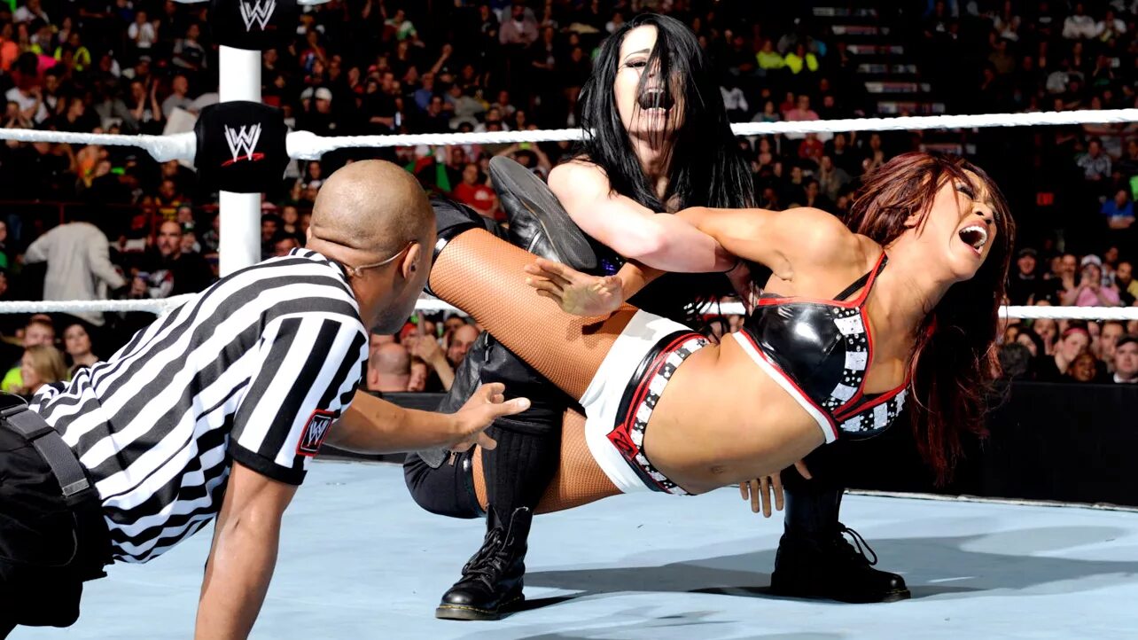 Девки против. Пэйдж против алиши фокс. wwe diva paige бой. вве реслинг дебют. wwe девушки бой.