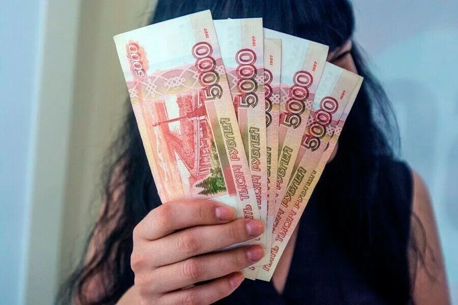 Деньги в руках девушки. Человек с деньгами в руках. Женщина с деньгами рубли. Рубли в руках.