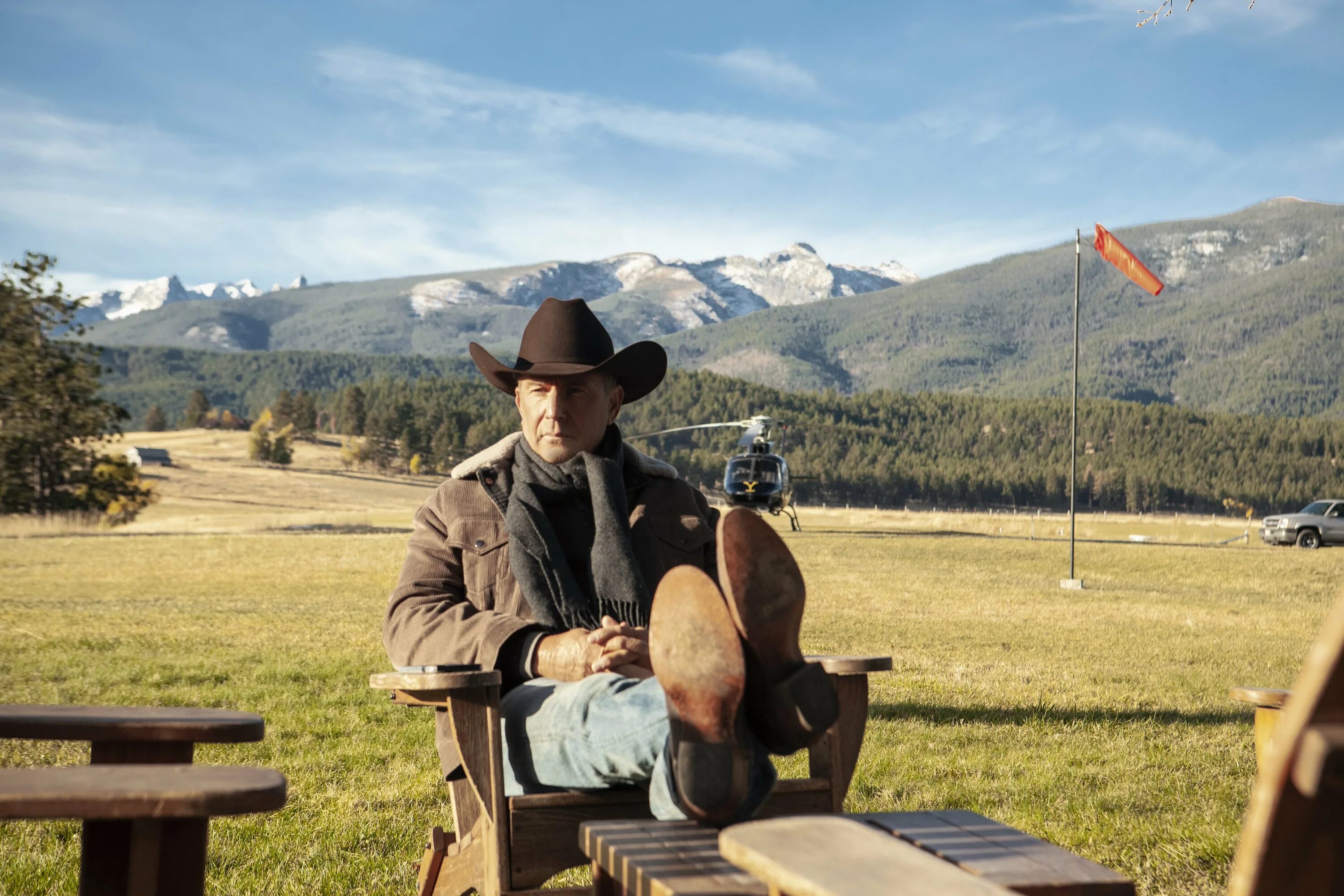 Кевин Костнер Yellowstone. Кевин Костнер Йеллоустоун. Кевин Костнер на ранчо. Ковбой в горах