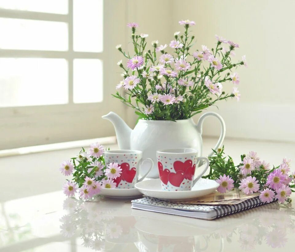 Открытка с добрым утром нежная весенняя. Утренние цветы. Цветы в чашке. Нежные весенние цветы. Весенние цветы в чашке.