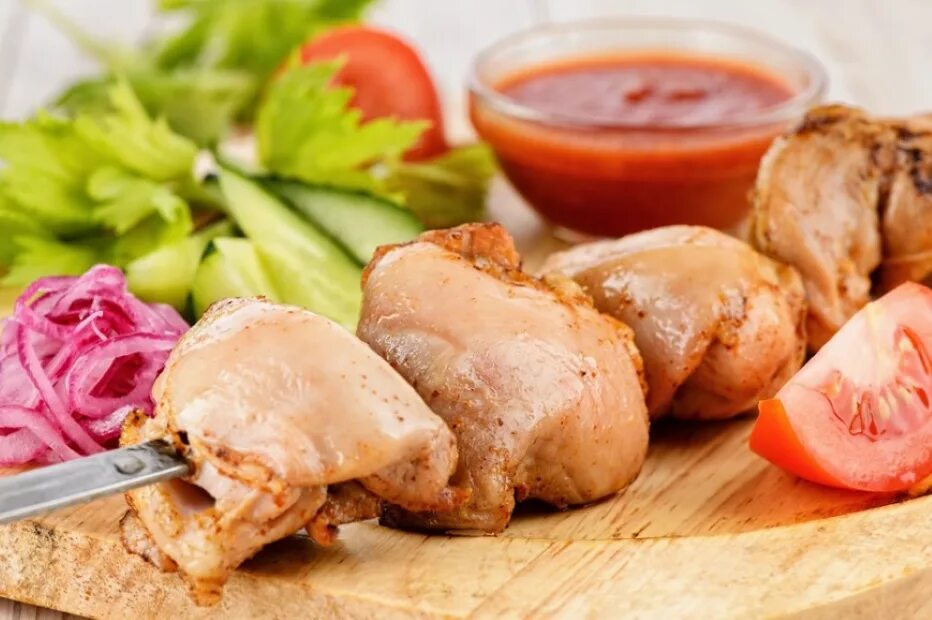 Чтобы куриный шашлык был сочный. Шашлык куриный. шашлык из филе. шашлык куриное филе. филе бедра шашлык.