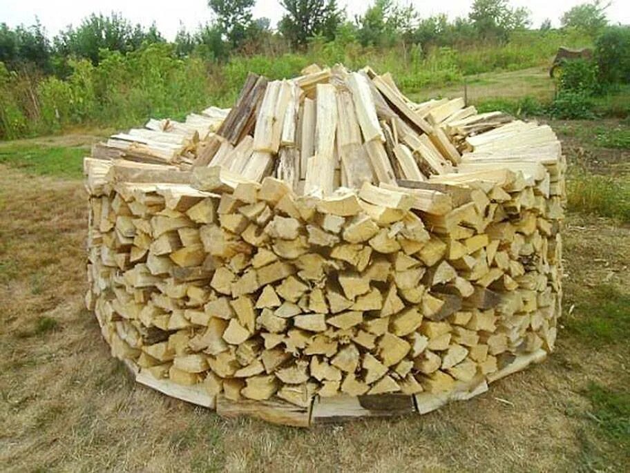 Круглая поленница. Укладка дров в поленницу. Укладка колотых дров. Укладка колотых дров. Укладка дров в поленницу.
