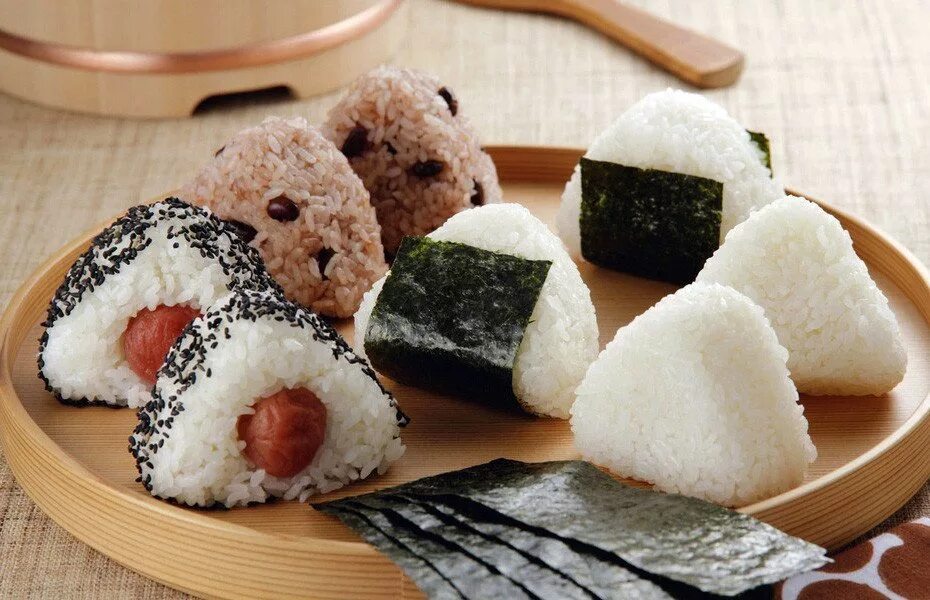 Онигири омусуби. Японская кухня онигири. Онигири омусуби. Онигири в нори. Онигири филадельфия.