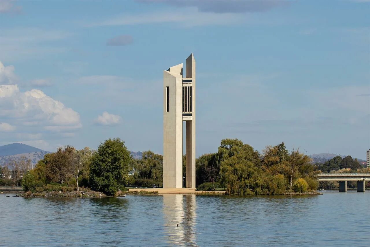 Австралии национальный карильон. National Carillon Canberra. Озеро Берли Гриффин Канберра. Канберра столица.