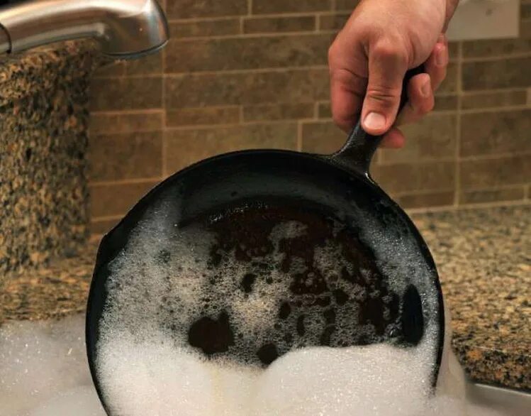 Средство очистить сковороду. Отмыть сковороду от нагара. Помыть сковороду. Мойка чугунной посуды. Средства для мытья чугунной сковороды.