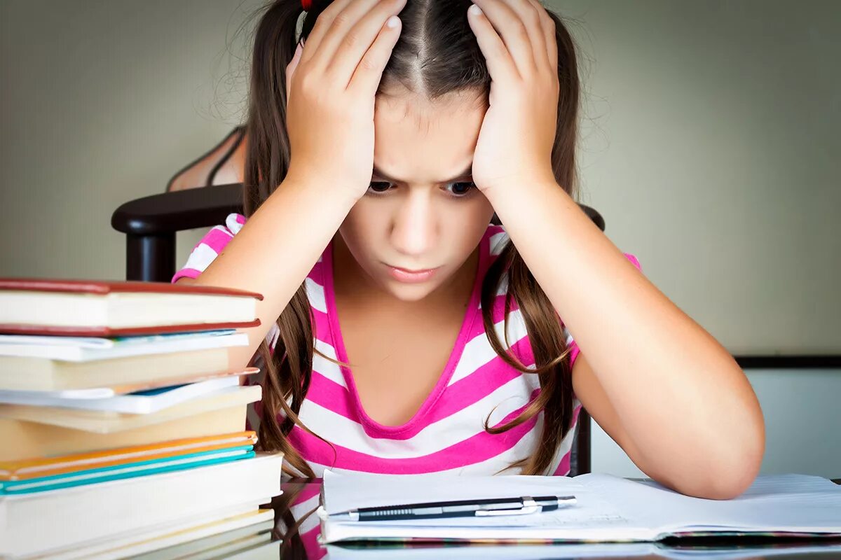Стресс в образовании. Девочка за уроками. Стресс подростки. "Дети и стресс". Стресс школьника.