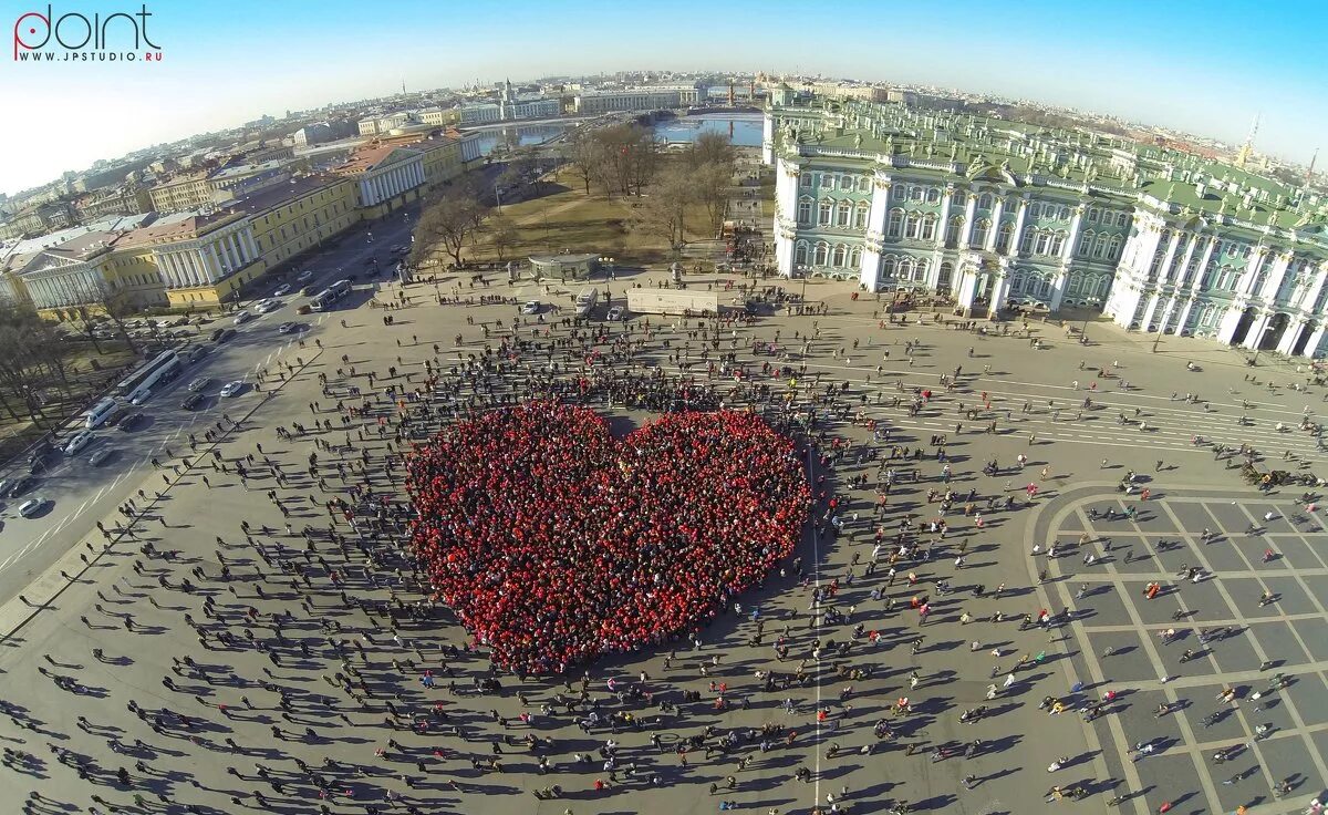 Сердце города. Самое большое сердце. Гигантское сердце. Люди выстроились в форме сердца. 30 июня 2015 г