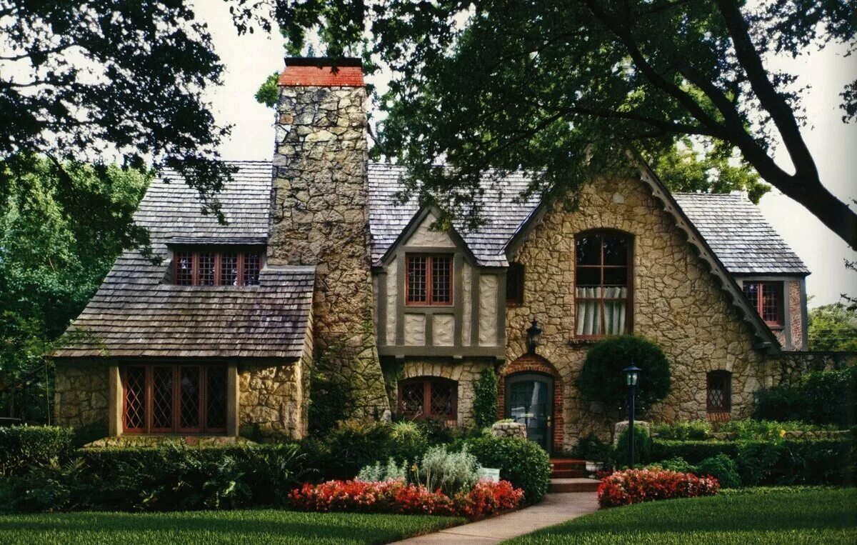 Английский дом картинки. Стиль Тюдор (Tudor Revival Cottage). Загородное поместье эпохи Тюдоров. Особняк Тюдоров в Англии. Тюдоровский стиль Англия.