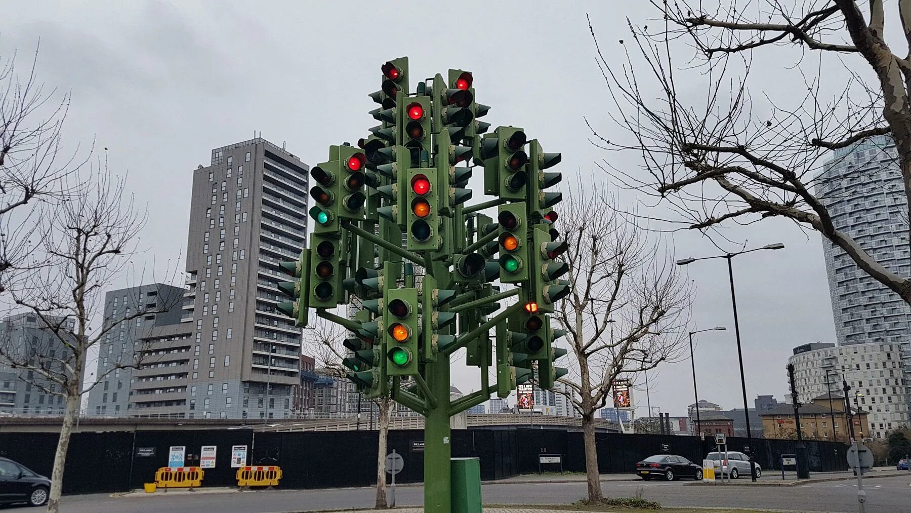 Светофорное дерево в Лондоне, Англия. Светофорное дерево (Лондон, Великобритания). Памятник светофору в Лондоне. Дерево светофор в Лондоне.