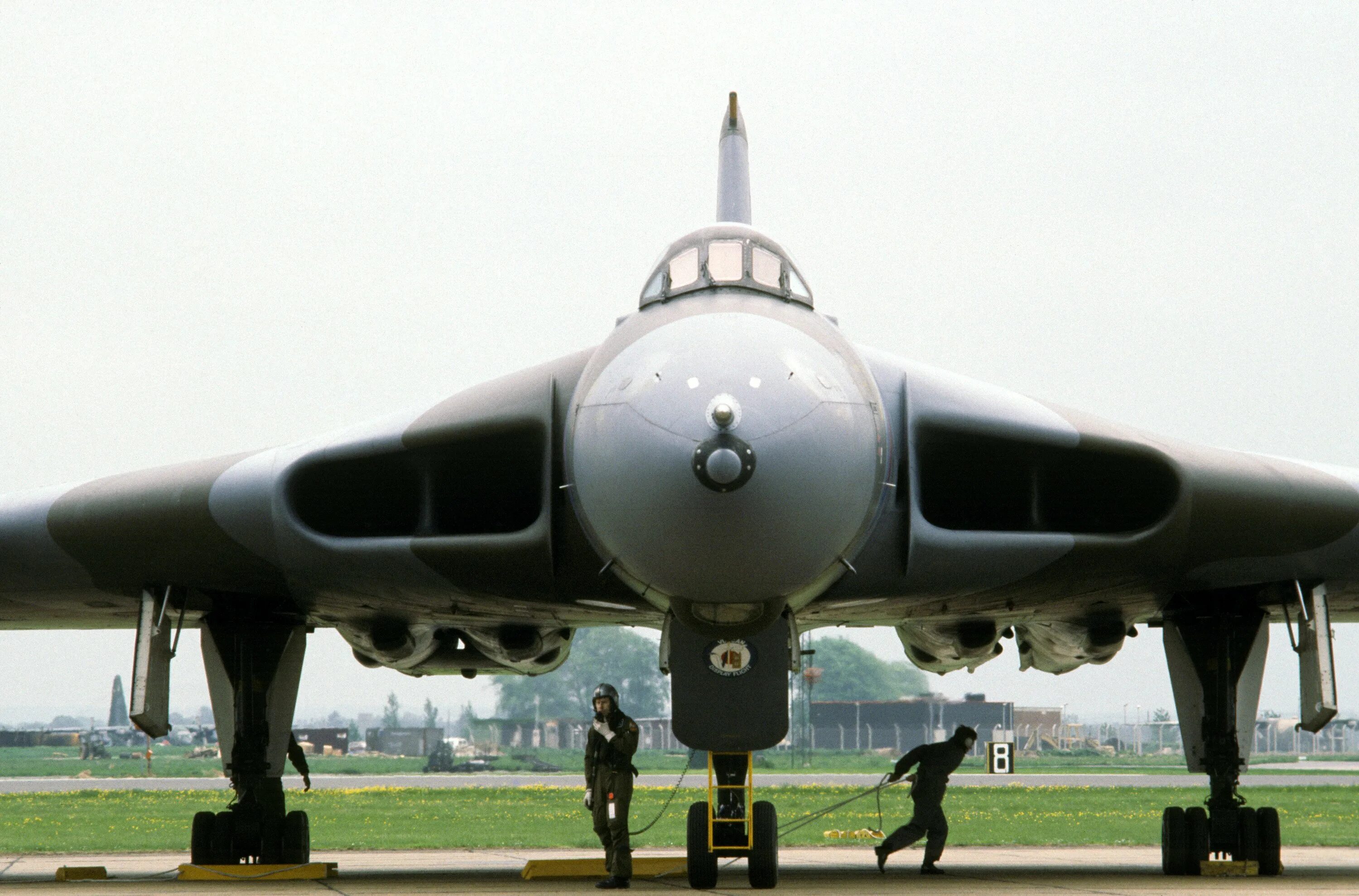 Avro vulcan бомбардировщик. Avro vulcan самолёты великобритании. Бомбардировщик вулкан англия. 2 bomber. Стратегический бомбардировщик avro vulcan.