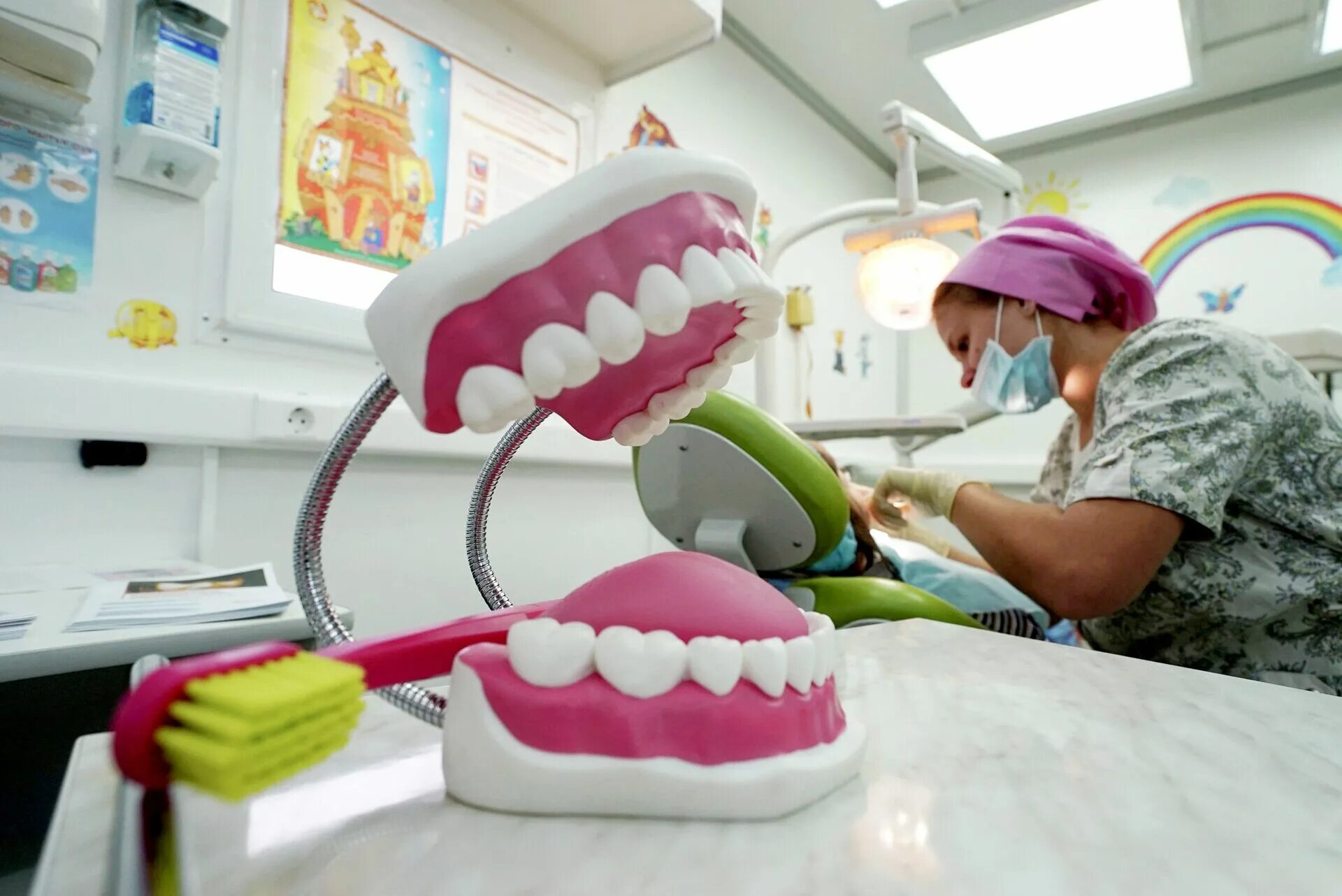 Зубной сегодня. День стоматолога в 2022. С праздником зубные техники. Улыбка стоматология Уссурийске. Праздник зубов в Китае.