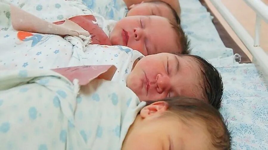Второй ребенок когда первому 3. Новорожденных мальчики в роддоме. Красивые Новорожденные дети в роддоме. Новорождённых дети в России.