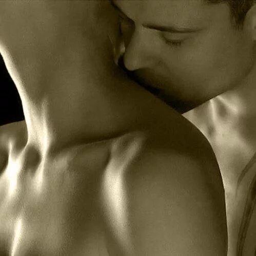 Женщина целует живот мужчине. Нежный поцелуй в шею. Целует в шею. Целует спину. Поцелуи тела.