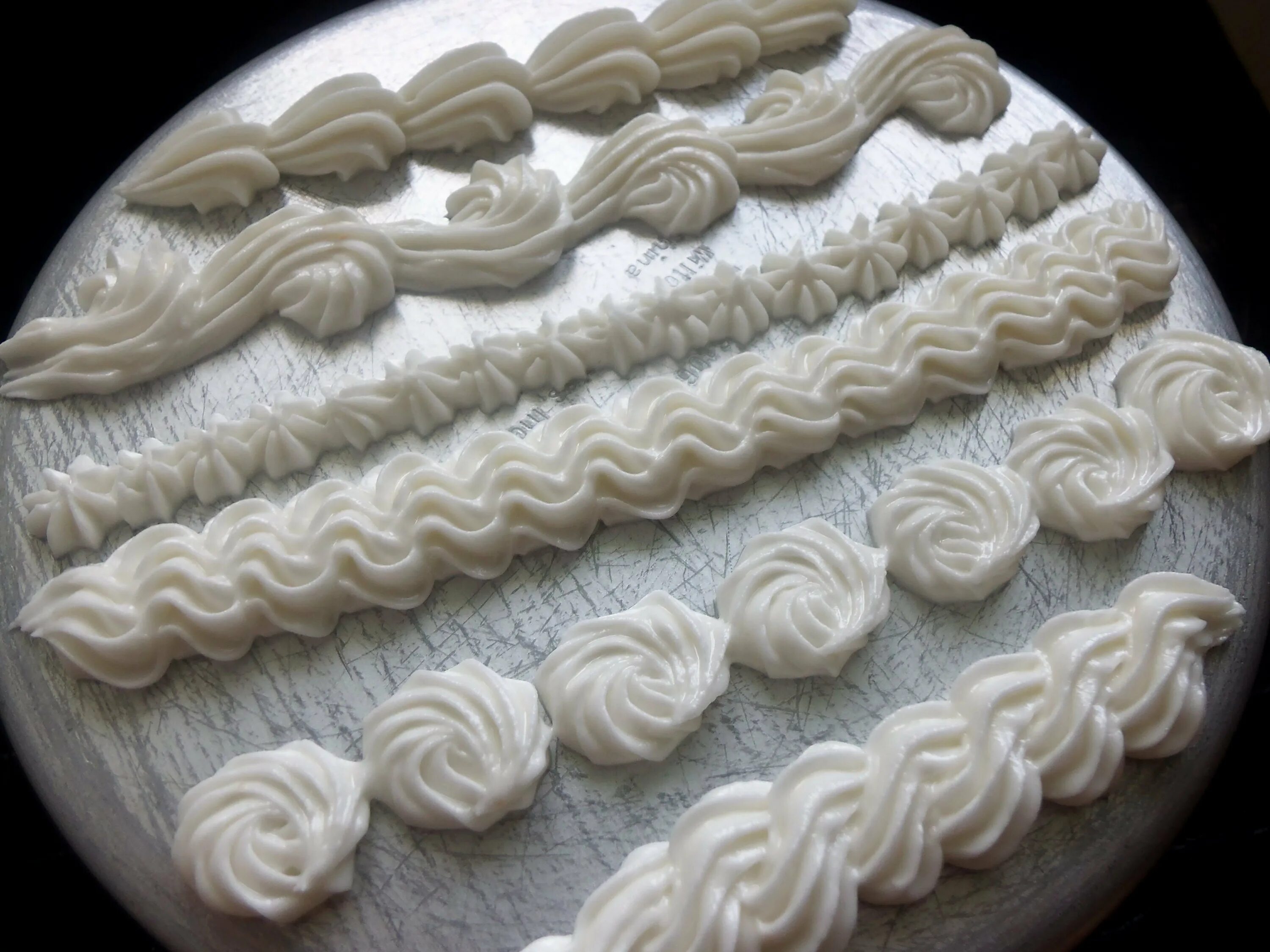 Украшение боков торта кремом. Узоры на торте из крема. Украшение торта. Узоры на торте. Торт украшенный кремом.