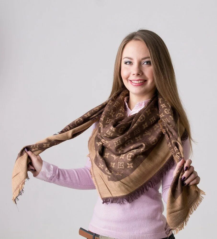 чем отличаются палантины от. чем отличаются палантины от. чем отличаются палантины от. шарф на шее. чем отличаются палантины от.