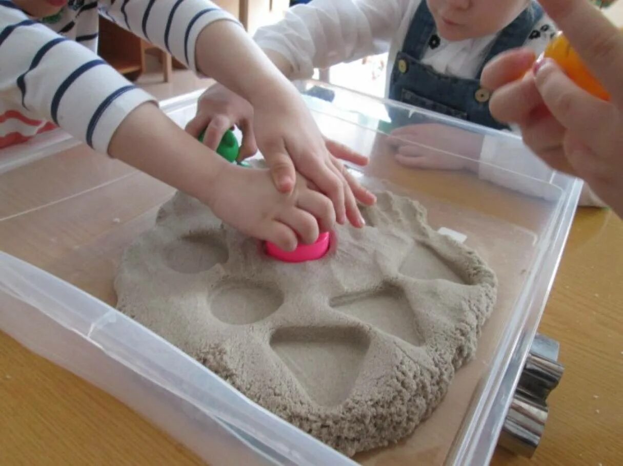 Лепим песком. Занятия для детей с кинетическим песком. Песок для лепки детский. Лепка из глины в детском саду. Развивающие игры с песком.