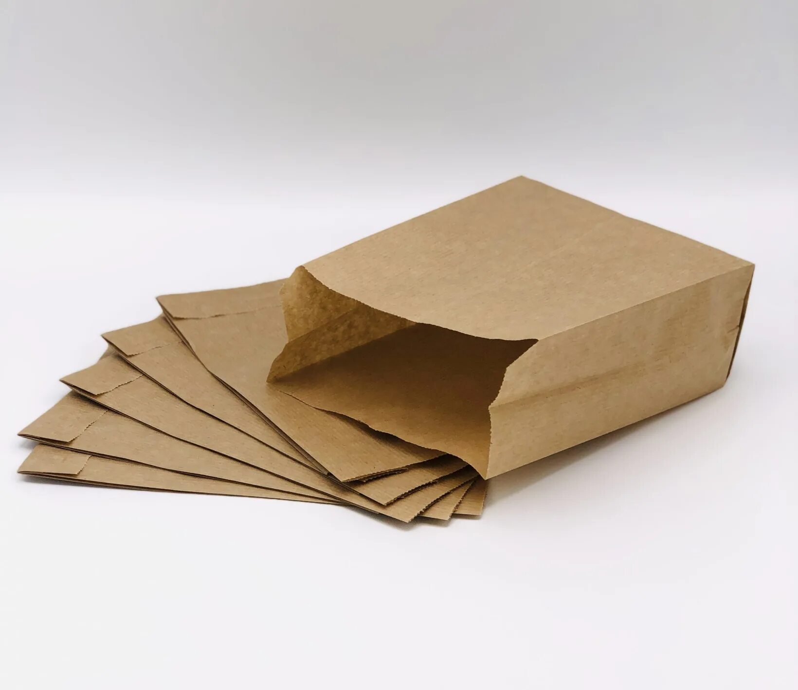 бумажный лист. стопка листов. скомканная бумага. бумажный лист. оригами.