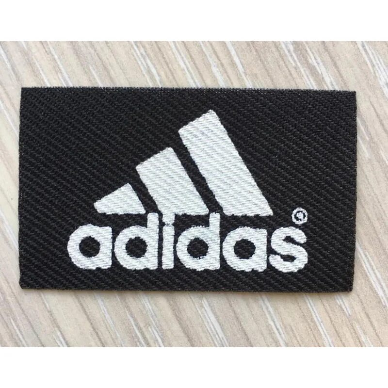 Лого на одежде. Нашивка adidas Originals. Шеврон нашивка адидас. Термо нашивка адидас. Нашивка adidas на одежду.