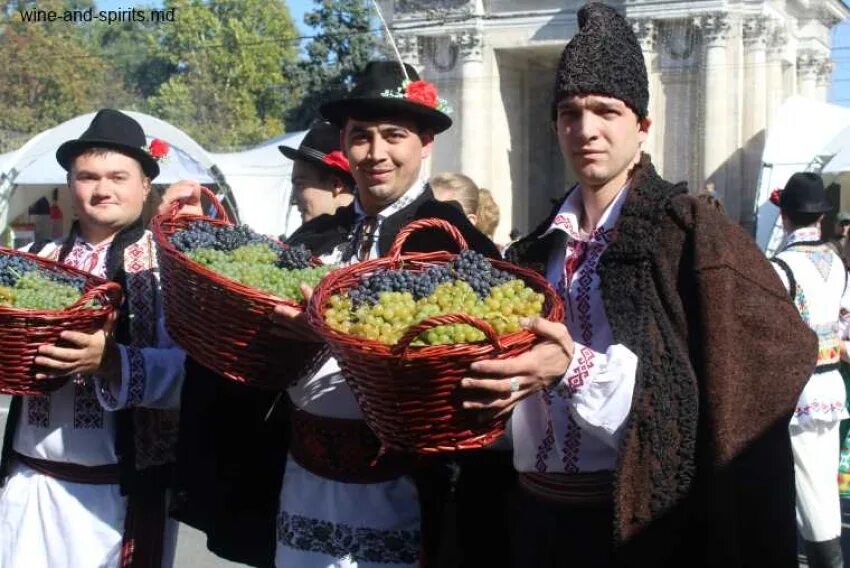 Кишинев фестиваль вина. Национальный день вина Молдавии. Молдавия праздник виноделия. День вина в Молдавии.