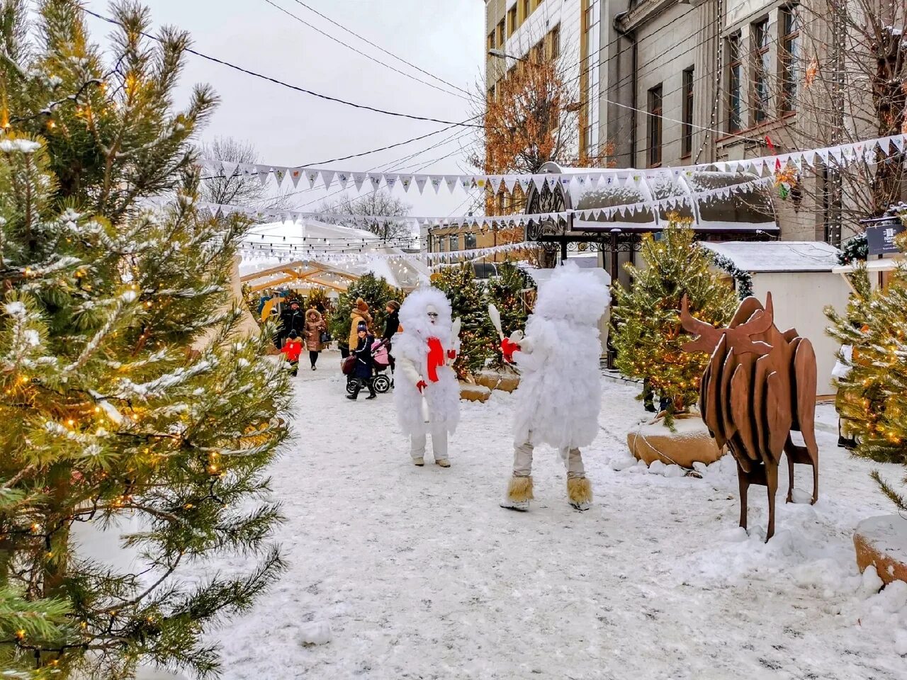 Новый год 2021 россия. Калуга Театральная площадь 2021 Новогодняя столица. Театральная площадь зима Калуга. Калуга улица Театральная новый год. Калуга Театральная площадь новый год.