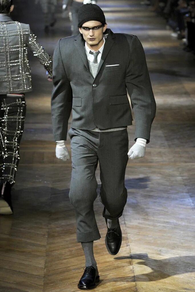 Tom brown. Tom Браун. Thom Browne 2012. Том Браун дизайнер 2012. Костюм том Браун.