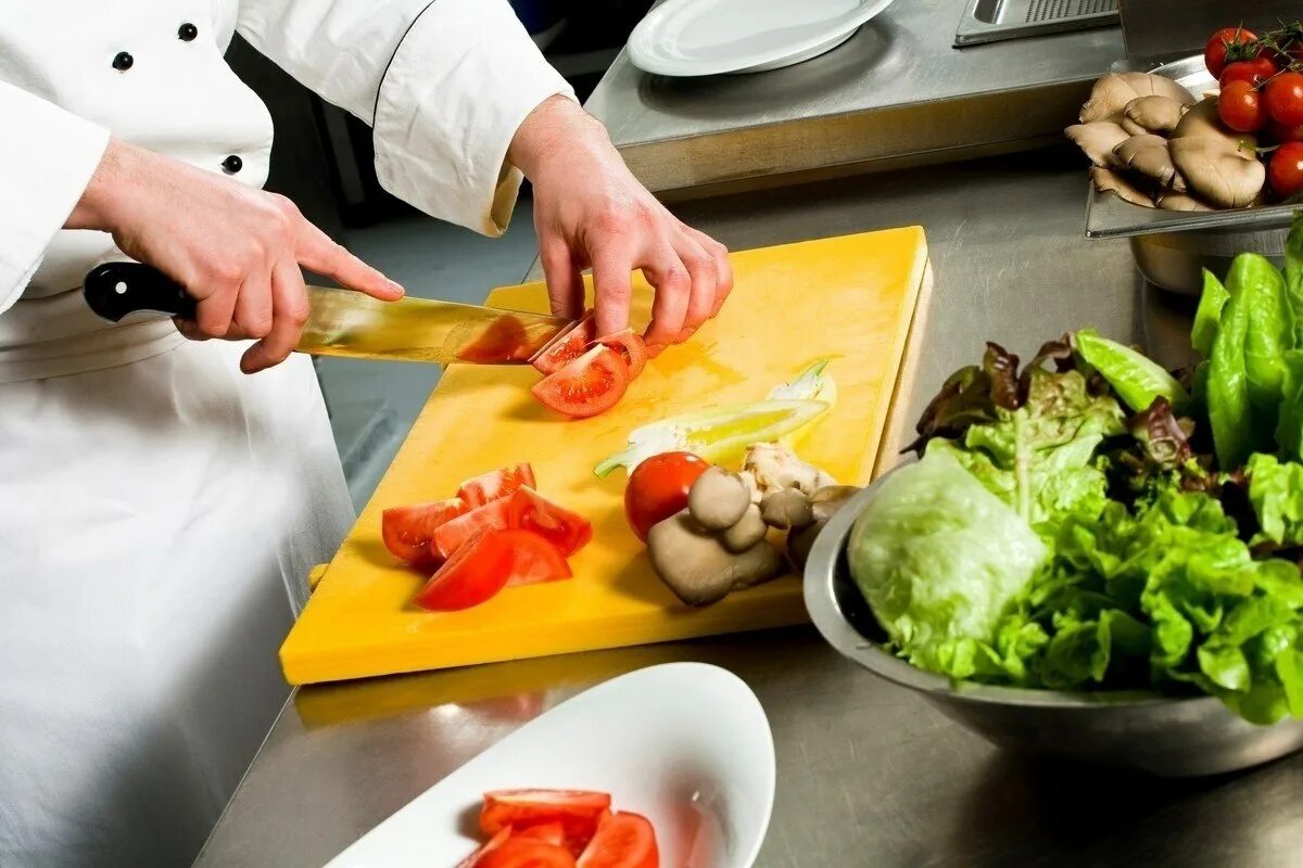 Шеф повар кухня. Контроль качества продуктов общественного питания. Холодный цех. Холодные закуски. Повар на кухне.