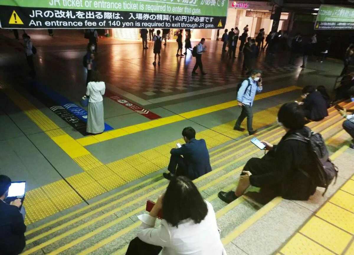 Землетрясение 2021. Землетрясение в Японии 2021. Япония Токио землетрясение. Станция люди Япония.