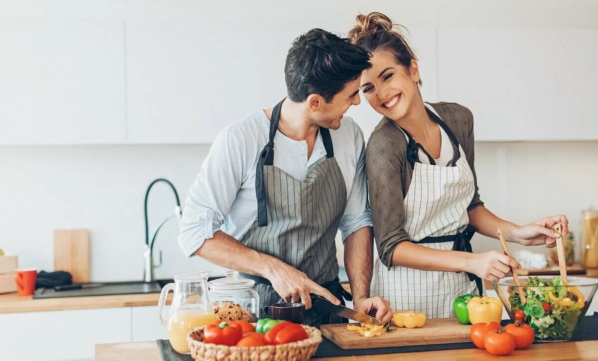 Дает мужу на кухне. Влюбленные на кухне. Мужчина и женщина на кухне. Готовка вместе. Готовка на кухне.