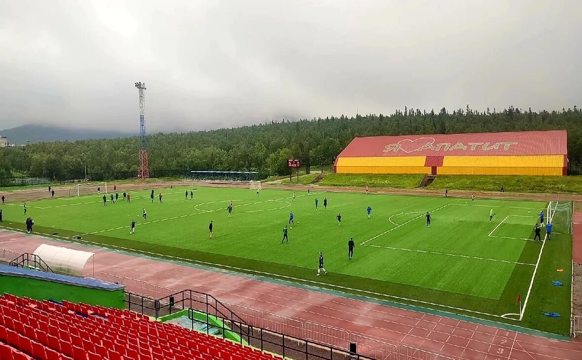 Центральный стадион мурманск. Стадион Горняк Кировск. Кировск Мурманская область стадион. Центральный стадион профсоюзов Мурманск.