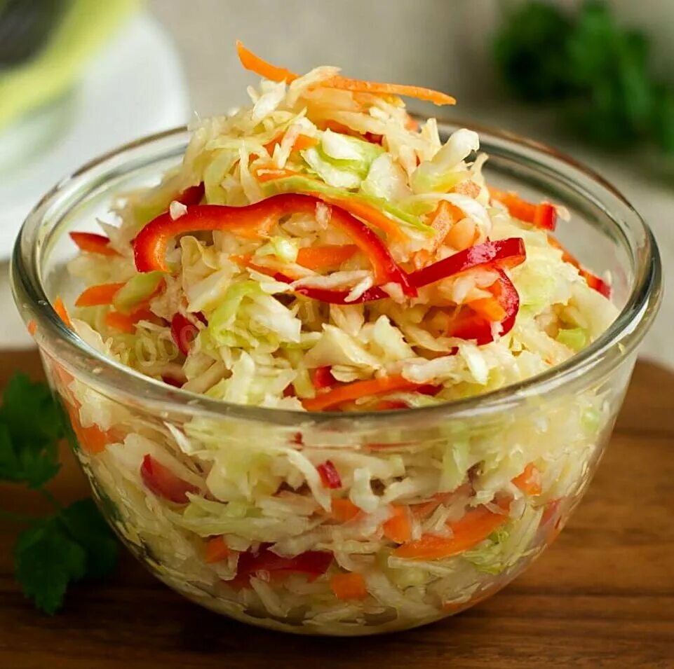 Капуста морковь болгарский перец уксус сахар. Капуста с болгарским перцем. салат с капустой. салат с капустой и перцем. салат с капустой и перцем болгарским.