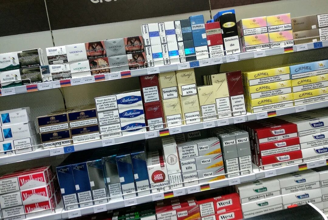 В каком магазине можно купить сигареты. Табачная продукция. Сигареты ассортимент. Ассортимент сигарет в магазине. Дешёвая табачная продукция.