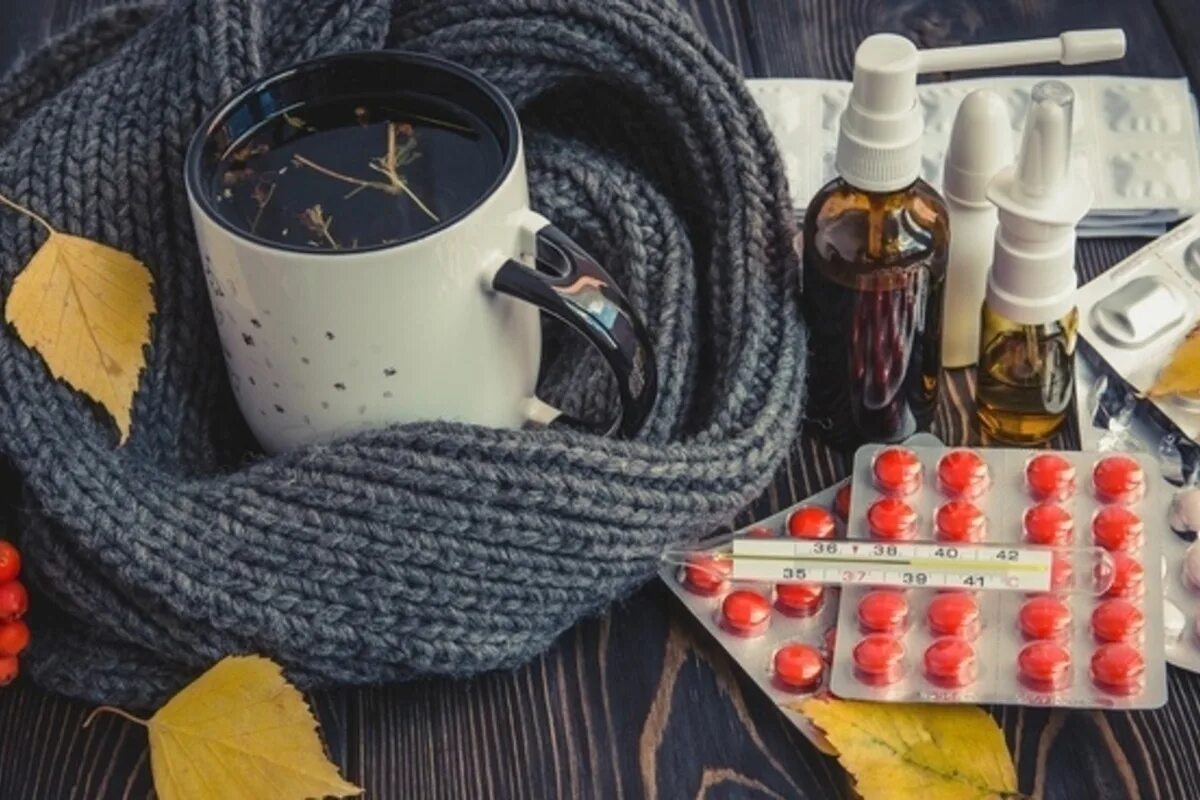 Часто болею осенью. Часто болею осенью. Человек чихает. Часто болею осенью. Сезонные осенние заболевания.